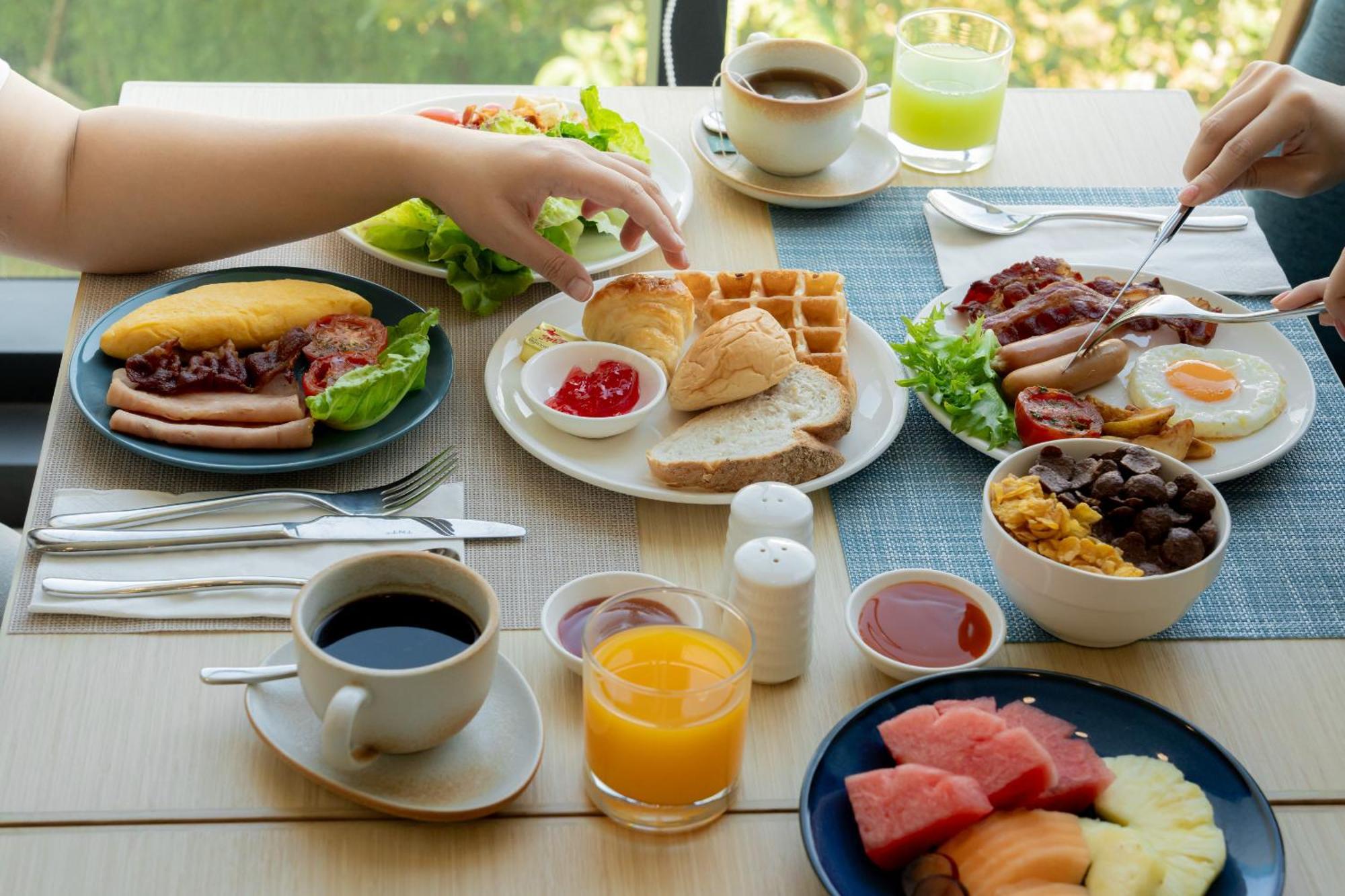Somerset 芭達亞 外观 照片 A typical American breakfast
