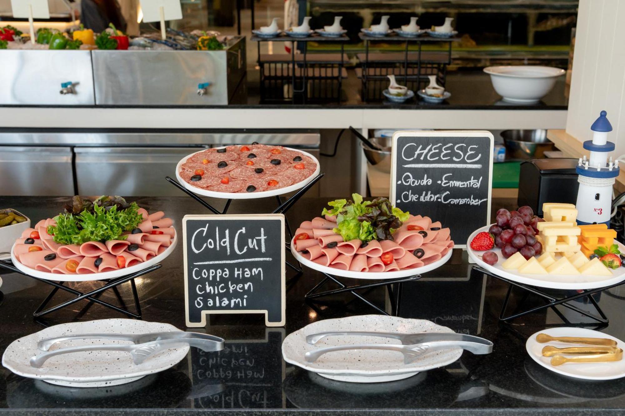 Somerset 芭達亞 外观 照片 A buffet with cold cuts and cheese