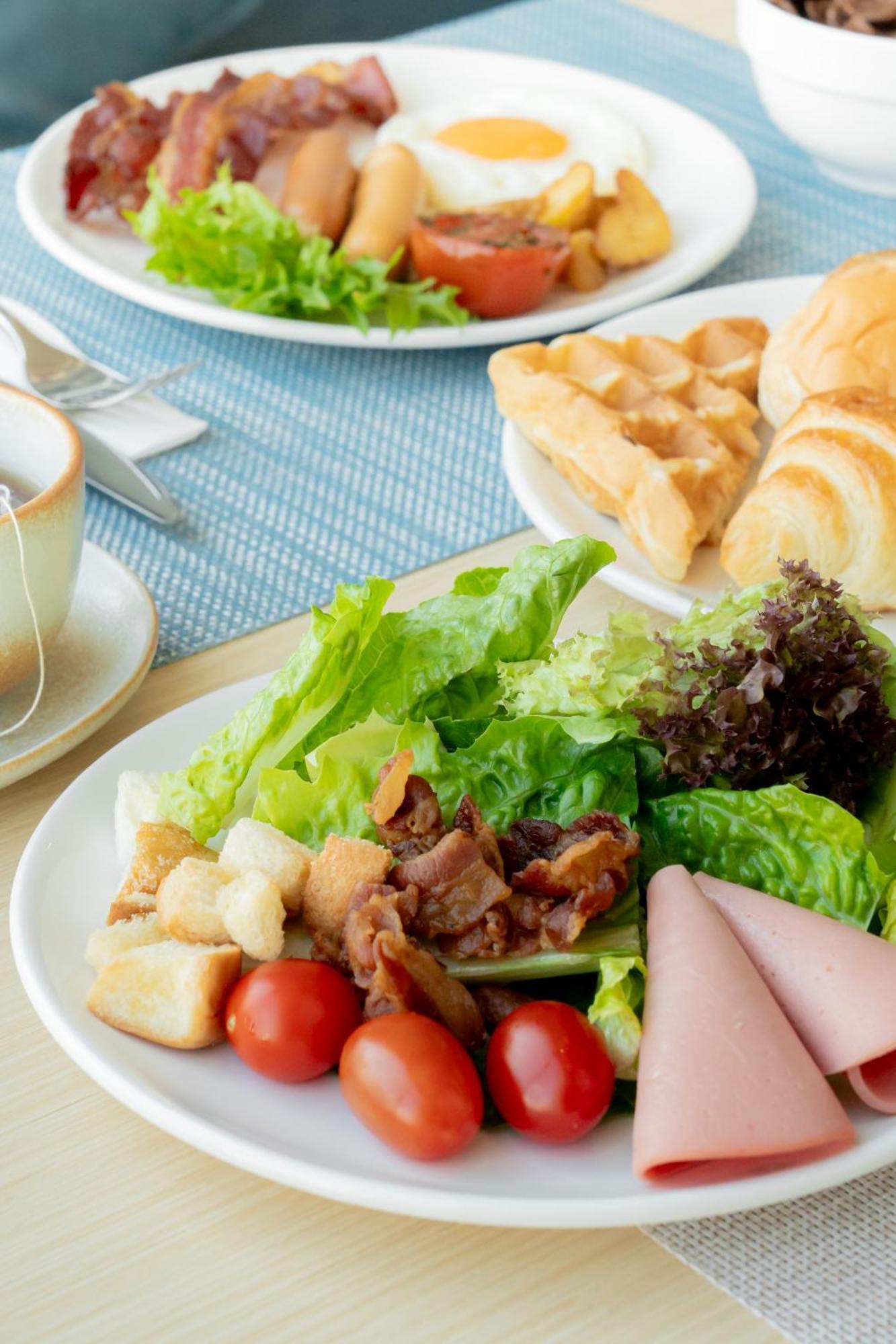 Somerset 芭達亞 外观 照片 A salad with bacon
