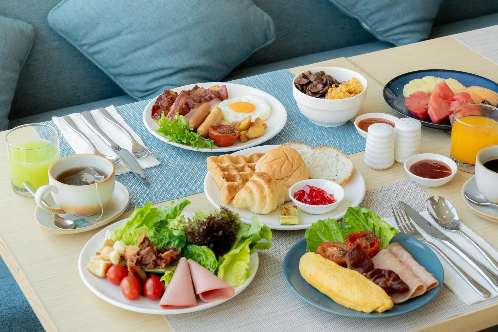 Somerset 芭達亞 外观 照片 A typical Western breakfast